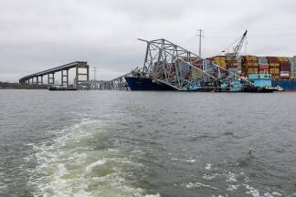 In der Stadt Baltimore im US-Bundesstaat Maryland stürzte am 26. März 2024 eine über 2,5 Kilometer lange Autobahnbrücke weitgehend ein.  