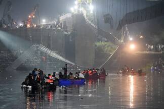 Mindestens 141 Menschen sind Ende Oktober 2022 beim Einsturz einer Hängebrücke in Westindien gestorben und Dutzende weitere wurden verletzt.  