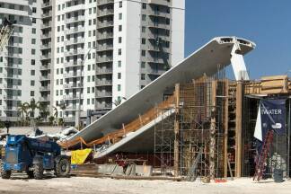 Beim Einsturz einer erst fünf Tage alten Fußgängerbrücke auf dem Gelände einer Universität nahe der US-Metropole Miami sind im März 2018 mindestens sechs Menschen ums Leben gekommen. 