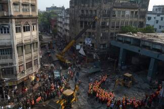 Bei Einsturz einer halb fertigen Brücke am 1. April 2016 in der indischen Metropole Kolkata (Kalkutta) kamen 24 Menschen ums Leben. Mindestens 70 Menschen wurden verletzt. 
