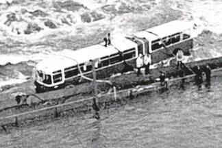  Der Fahrer dieses Autobusses überlebte den Brückeneinsturz, andere Passagiere waren nicht an Bord. 