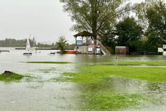 Bilder vom Wallersee am Sonntag. Das Strandbad ist praktisch versunken. 