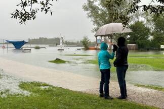 Bilder vom Wallersee am Sonntag. Das Strandbad ist praktisch versunken. 