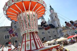 Das beliebte, historische Kettenkarussell ist eine der Hauptattraktionen am Salzburger Rupertikirtag. 