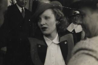 Marlene Dietrich im Trachtenjanker <br />bei den Salzburger Festspielen (1937). 