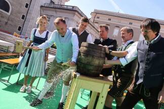 Bernhard Auinger beim Bieranstich Nurmmer 2 – mit Sophia Burtscher-Trenkler, Florian Trenkler, Hansjörg Höplinger und Rainer Herbe.  Bernhard Auinger beim Bieranstich Nurmmer 2 – mit Sophia Burtscher-Trenkler, Florian Trenkler, Hansjörg Höplinger und Rainer Herbe.