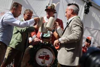 Bernhard Auinger nach dem Bieranstich Nummer 1 – mit Altstadtverband-Obmann Christian Wieber, Hanswurst Johannes Rupert Franz und Stiegl-Braumeister Christian Pöpperl.  Bernhard Auinger nach dem Bieranstich Nummer 1 – mit Altstadtverband-Obmann Christian Wieber, Hanswurst Johannes Rupert Franz und Stiegl-Braumeister Christian Pöpperl.