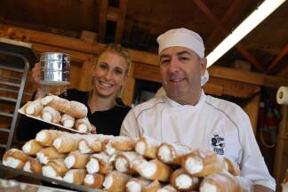 Miriam Bauer und Sener Gündiz mit frischen Schaumrollen.  Miriam Bauer und Sener Gündiz mit frischen Schaumrollen.