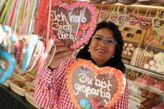 Florica Niklas mit Lebkuchenherzen.  Florica Niklas mit Lebkuchenherzen.
