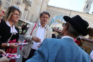 Neos-Politiker Helmut Brandstätter (mit Lisa Adali) beim Wahlkämpfen am Rupertikirtag.  Neos-Politiker Helmut Brandstätter (mit Lisa Adali) beim Wahlkämpfen am Rupertikirtag.