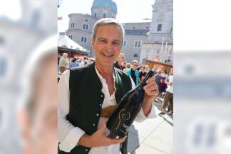 Hans Oberascher mit dem Rupertiwein, den es an seinem Stand am Mozartplatz gibt.  Hans Oberascher mit dem Rupertiwein, den es an seinem Stand am Mozartplatz gibt.