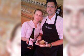 Stierwascher-Cuvée und Hirschbratwürstel gibt es am Stierwascher-Stand von Fabian Gruber – im Bild mit Verena Raindl.  Stierwascher-Cuvée und Hirschbratwürstel gibt es am Stierwascher-Stand von Fabian Gruber – im Bild mit Verena Raindl.