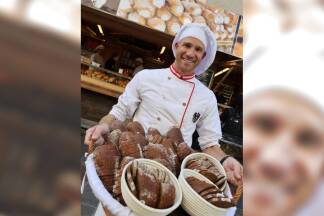Wolfgang Bauer mit dem Rupertibrot.  Wolfgang Bauer mit dem Rupertibrot.