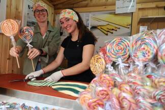 Süße Köstlichkeiten machen Emma Thurner und Johanna Sommerauer am Stand der Zuckerlwerkstatt.  Süße Köstlichkeiten machen Emma Thurner und Johanna Sommerauer am Stand der Zuckerlwerkstatt.