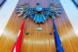 Österreichs Adler im Nationalratssaal im Parlamentsgebäude in Wien. Gewählt wird am 29. September der Nationalrat.  
