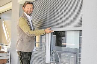 Markus Gachowetz vor einem einbruchhemmenden Rollladen. 