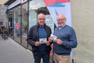 Walter Moser und Paul Vavrovsky sammeln Unterschriften für den S-Link in einer Petition: „Ja zum S-Link“. Walter Moser und Paul Vavrovsky sammeln Unterschriften für den S-Link in einer Petition: „Ja zum S-Link“.