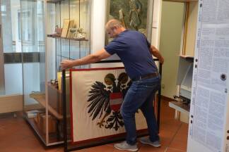 Karl Wochermayr bei den letzten Vorbereitungen zur Ausstellung. 