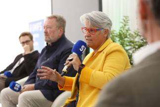 Bei den Podiumsgesprächen im Rahmen der IMFS kommen namhafte Fachleute zu Wort, darunter die Fuhrpark-Expertin des ÖAMTC, Marcella Kral (r.), oder Porsche-Holding-Geschäftsführer Wolfgang Wurm (Mitte). Bei den Podiumsgesprächen im Rahmen der IMFS kommen namhafte Fachleute zu Wort, darunter die Fuhrpark-Expertin des ÖAMTC, Marcella Kral (r.), oder Porsche-Holding-Geschäftsführer Wolfgang Wurm (Mitte).