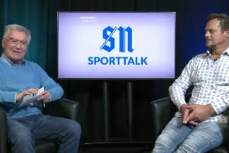 SN Sportchef Richard Oberndorfer spricht mit Tormann-Legende Otto Konrad. 