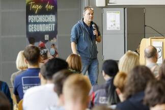 Golli Marboe spricht in der Landesberufsschule Hallein vor Lehrlingen in der dritten Schulstufe.   Golli Marboe spricht in der Landesberufsschule Hallein vor Lehrlingen in der dritten Schulstufe.