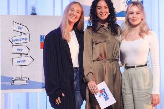 Anja Pauli, Moderatorin Carmela Achleitner und Laura Payer (v. l.). 