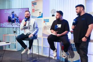 Marco Johannes Wagner, Robin Limpek und Wolfram Felice vom Podcast „Das Café am Rande der Freundlichkeit“ (v. l.). 