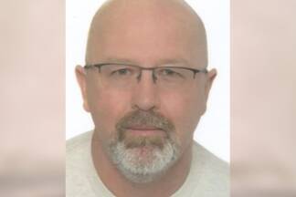 Die Polizei sucht diesen Mann. Die Polizei sucht diesen Mann.