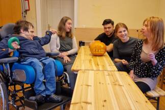 Matthias Jesch, Elena Klampfer und Nadine Innerlohinger von der Fördergruppe Leopold-Pfest-Straße gestalteten einen Kürbis in Teamarbeit mit Betreuerin Stephanie Kranabetter und Zivildiener Emre Zoban 