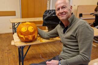 Auch Egon Gartner vom Bewohnerservice schnitze mit. 