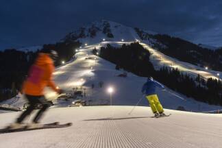 Nacht-Paradies für Skifahrer und Snowboarder: Die Skiwelt Söll bietet das größte Nachtskigebiet Österreichs mit zehn Kilometern an beleuchteten und perfekt präparierten Pisten.  