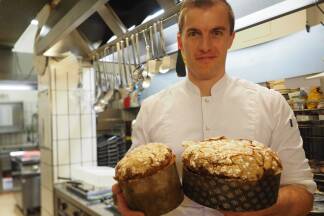Frisch aus dem Ofen im Schloss Leopoldskron: „Papi Pane“-Gründer Philipp Porkert.  