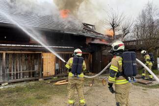 103 Feuerwehrkräfte bekämpfen den Brand. 