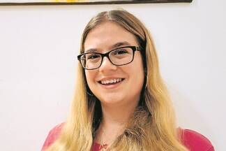 Ronja Neuhofer, Lehramt Primarstufe, PH Salzburg: „Ich habe mich dazu entschlossen, an der PH Salzburg zu studieren, da es mir sehr wichtig ist, den Kindern einer künftigen Generation ein positives Bild von Schule zu vermitteln. Viele Kinder haben seit der Volksschule mit Ausgrenzung zu kämpfen, sei es aufgrund ihrer Herkunft, Lernschwächen oder einfach, weil sie „anders“ sind. Diese negativen Erfahrungen führen dann dazu, dass sie gar nicht mehr in die Schule gehen wollen oder es sie viel Überwindung kostet. Es ist mir ein großes Anliegen, den Kindern einen Raum zu bieten, in dem sie sich sicher und wertgeschätzt fühlen, sich aber trotzdem auch kreativ ausleben und gut lernen können. Es ist wichtig, einen solchen Raum für jedes Kind zu schaffen, denn jedes ist einzigartig und verdient eine gute Grundbildung. Mein Ziel ist es, einen Beitrag für die Chancengleichheit sowie eine inklusive Gesellschaft zu leisten. Kinder sind unsere Zukunft und jedes von ihnen hat es verdient, eine positive Erinnerung an seine Schulzeit zu haben.'  