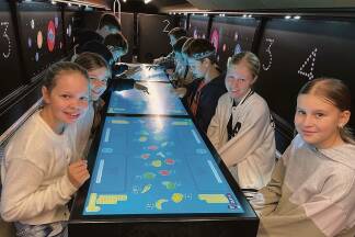 Die Schülerinnen und Schüler der 3a-Klasse waren beim TN-Besuch begeistert von den Finanzspielen im Bus.    Die Schülerinnen und Schüler der 3a-Klasse waren beim TN-Besuch begeistert von den Finanzspielen im Bus.