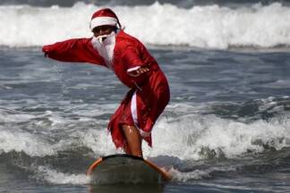 Zu Weihnachten geht Santa in manchen Regionen der Südhalbkugel oft surfen (Symbolbild). 