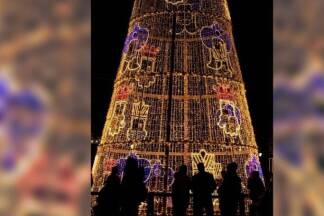 Die Menschen in Malaga bewundern einen besonderen Weihnachtsaum. 