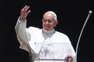 Traditionell legt der Papst am 8. Dezember Blumen an der Marienstatue auf der Piazza di Spagna nieder. 