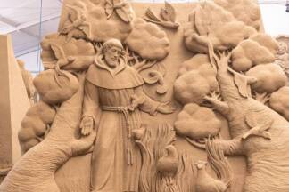 Unter der künstlerischen Leitung des Kanadiers David Ducharme entstanden die Werke aus Sand. 