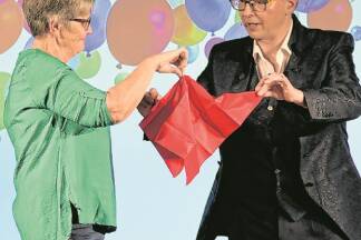 The „Magic Priest“ bezieht manchmal auch das Publikum mit ein. Bilder: Smetanig  The „Magic Priest“ bezieht manchmal auch das Publikum mit ein. Bilder: Smetanig