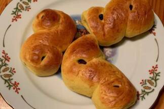 „Lussekatt“ heißt das traditionelle Safranhefeteiggebäck, das zum Luciatag gehört wie der Kerzenkranz auf dem Kopf.  „Lussekatt“ heißt das traditionelle Safranhefeteiggebäck, das zum Luciatag gehört wie der Kerzenkranz auf dem Kopf.