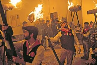 Brennende Matten erleuchten den Weg.  Brennende Matten erleuchten den Weg.
