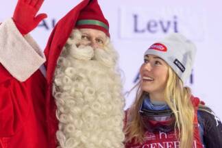 Der Weihnachtsmann im November mit der US-amerikanischen Skifahrerin Mikaela Shiffrin (USA).  Der Weihnachtsmann im November mit der US-amerikanischen Skifahrerin Mikaela Shiffrin (USA).