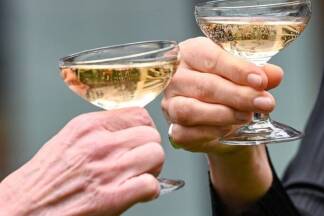 Champagner darf zu Weihnachten in Frankreich in vielen Häusern nicht fehlen.  Champagner darf zu Weihnachten in Frankreich in vielen Häusern nicht fehlen.