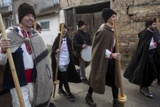 Die Koledari singen Weihnachtslieder und wünschen den Menschen Gesundheit und Glück.  Die Koledari singen Weihnachtslieder und wünschen den Menschen Gesundheit und Glück.