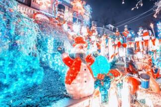 Zahlreiche gigantisch geschmückte und beleuchtete Häuser sind zu bewundern.  Zahlreiche gigantisch geschmückte und beleuchtete Häuser sind zu bewundern.