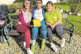 Lehrling Anna Vötterl (r.) ist beliebt im Seniorenheim Großgmain. Mit im Bild: Konstanze Hauft, Leiterin Wohnen, und Bewohner Franz. Lehrling Anna Vötterl (r.) ist beliebt im Seniorenheim Großgmain. Mit im Bild: Konstanze Hauft, Leiterin Wohnen, und Bewohner Franz.
