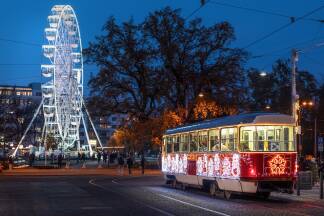 Zu Riesenrad und Advent-Straßenbahn gesellt sich... 