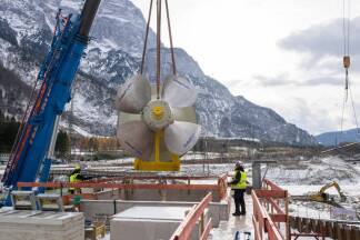 Präzisionsarbeit – das Einheben der Laufräder in das Kraftwerkshaus.  Präzisionsarbeit – das Einheben der Laufräder in das Kraftwerkshaus.