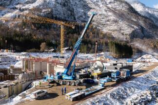 Präzisionsarbeit – das Einheben der Laufräder in das Kraftwerkshaus.  Präzisionsarbeit – das Einheben der Laufräder in das Kraftwerkshaus.